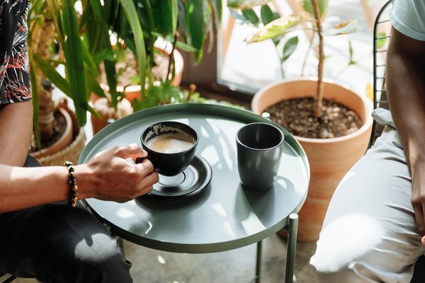 Art de Vivre Nomade : Conseils Pratiques pour Équilibrer Digital et Relations Sociales